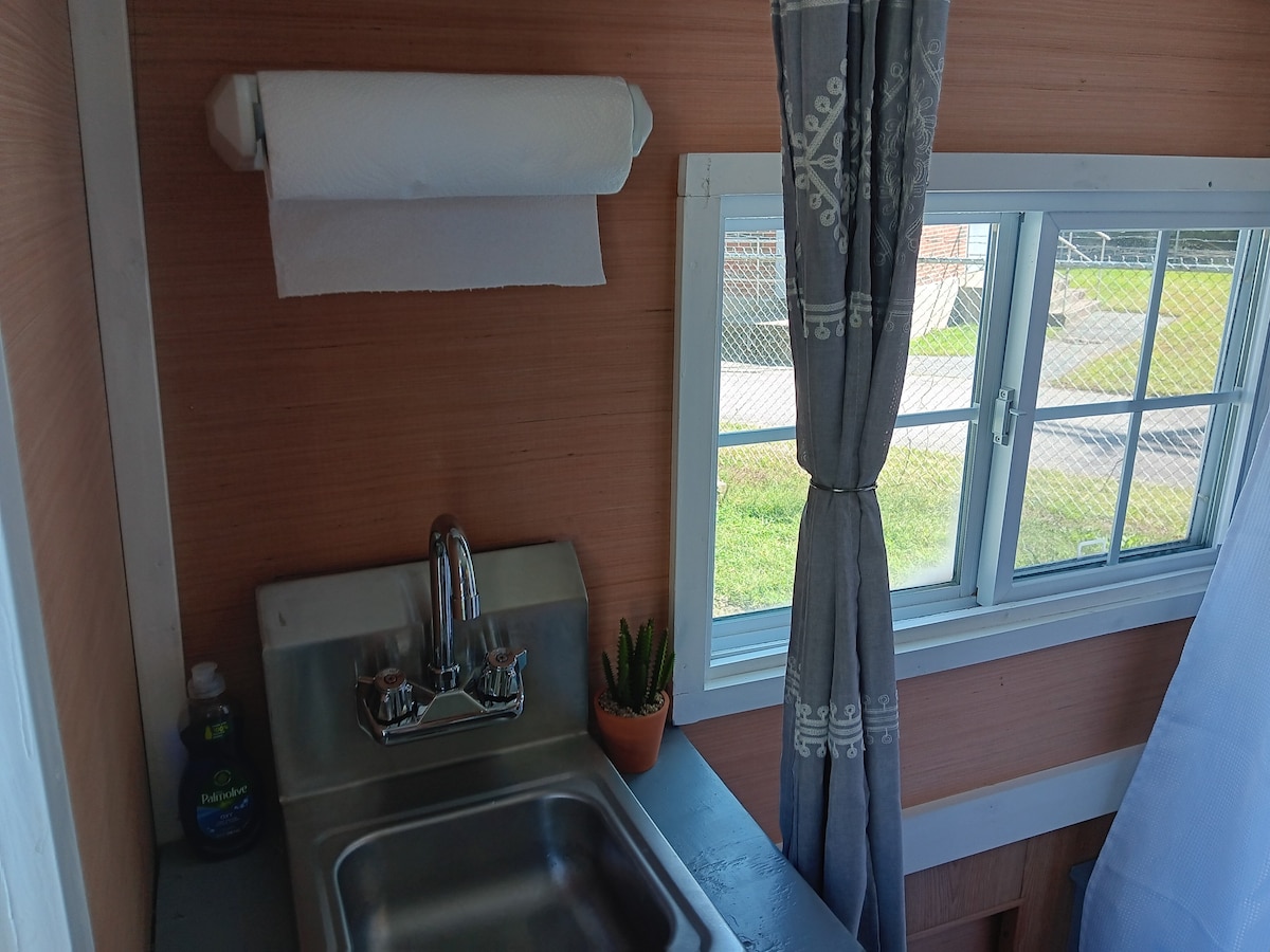 The Tiny House at Belmont Park | 5 mins to Airport