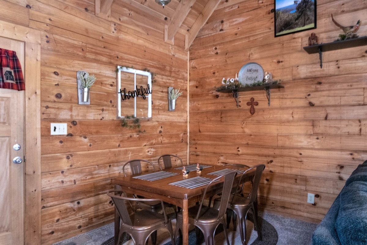 T & J's Cabin- Enjoy a warm and cozy mountain feel