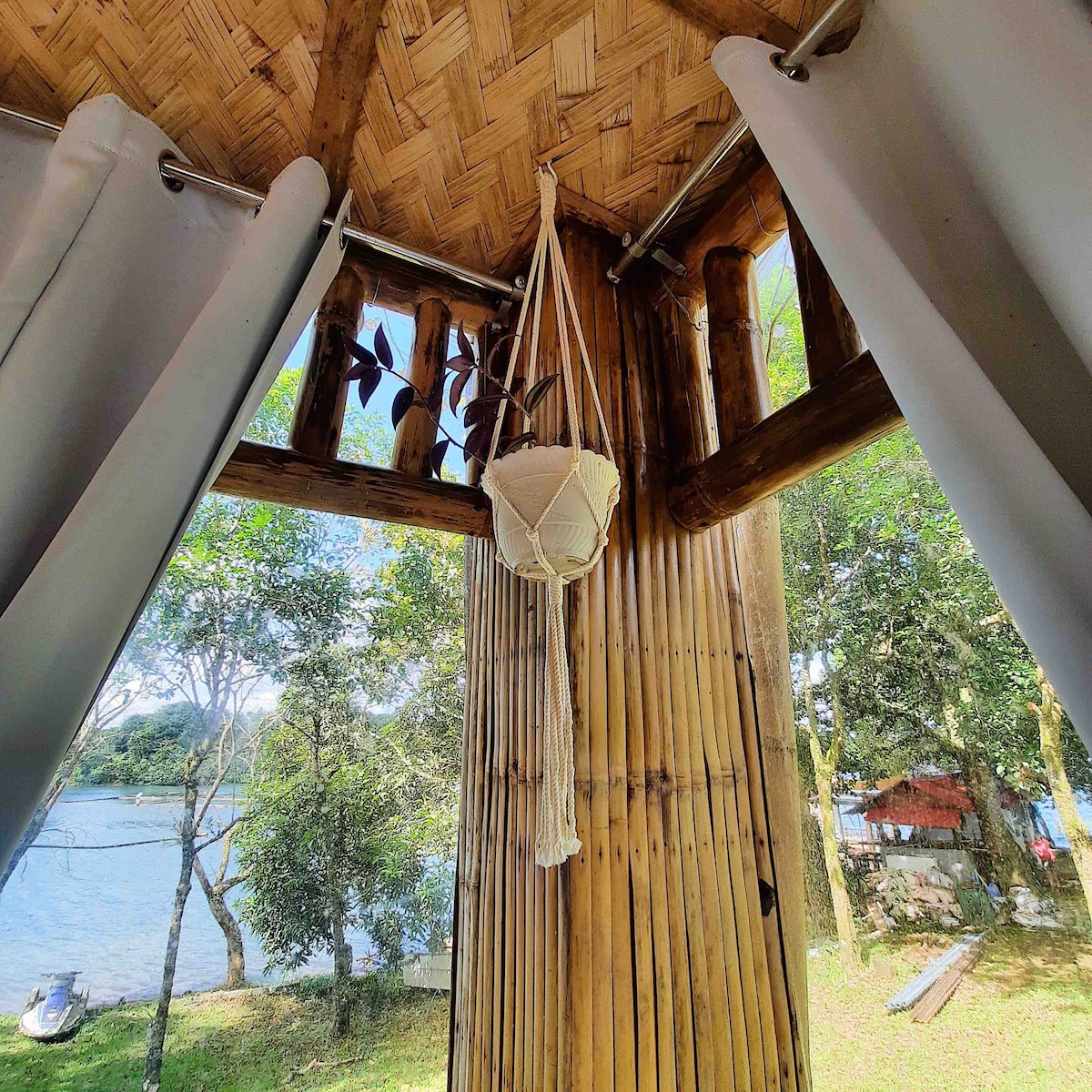 Tiwasay Hut by the Lake in Laguna （豪华露营）