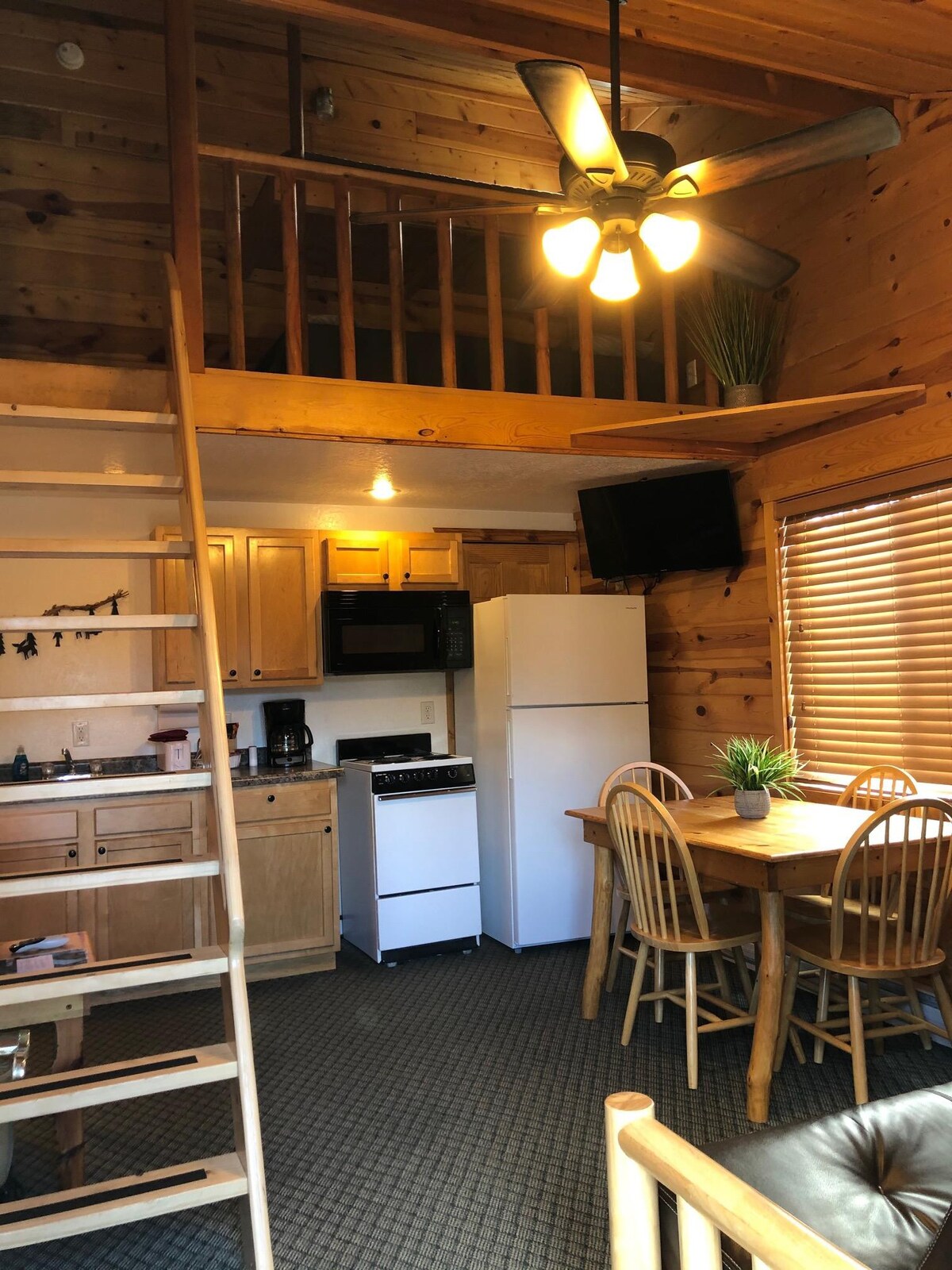 Duplex Cabin, 2 Bedroom with loft, sleeps 8