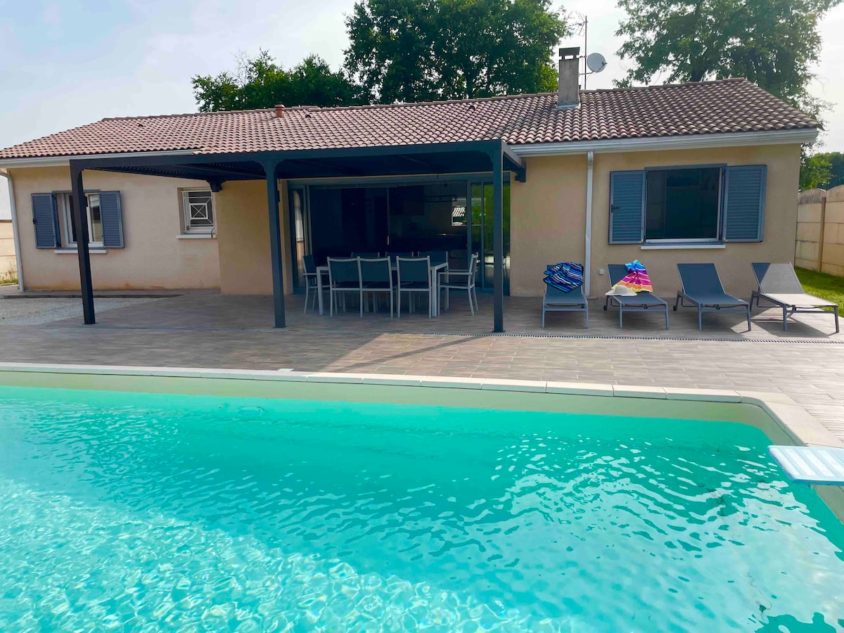 Maison avec une grande piscine, terrasse, jardin