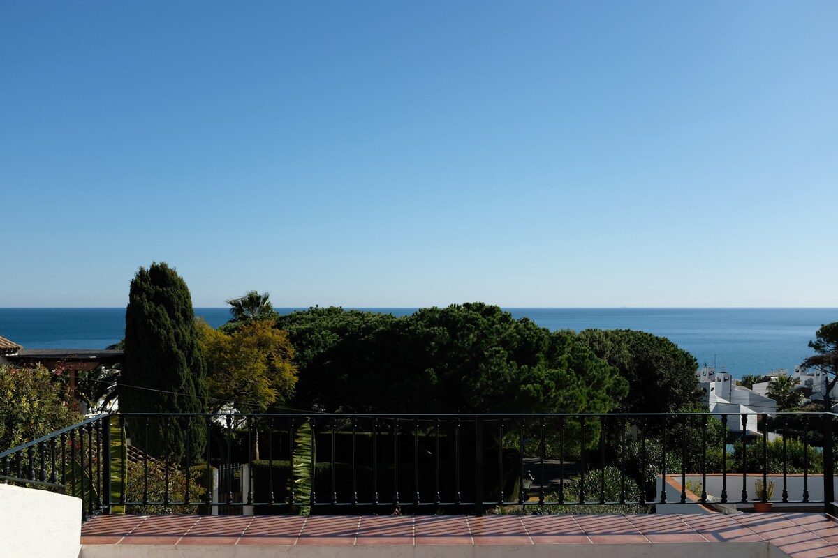 Stylish villa - fantastic sea views, walk to beach