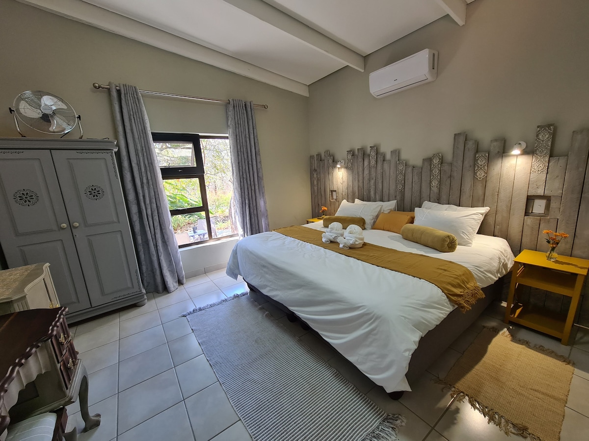 Zebra room King bed- ONLY 3kms from Kruger Park