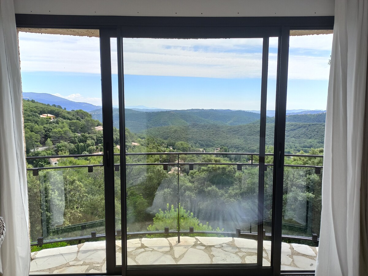 Piscine à débordement superbe vue maison atypique