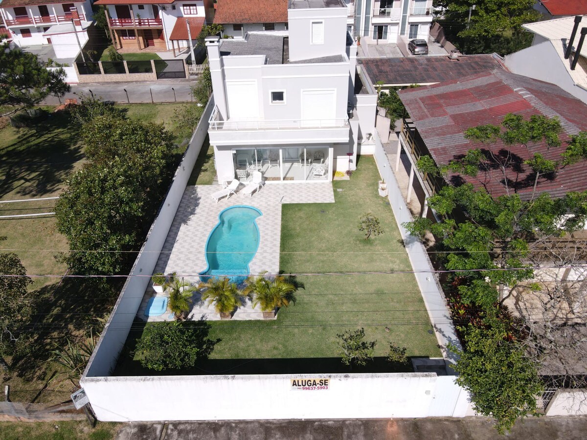 Balneário Ponta do Papagaio - casa com piscina