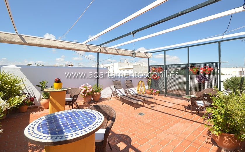 Apartamento con encanto y amplia terraza privada.