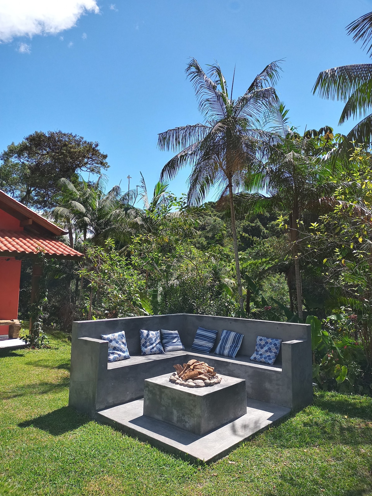 Casa de Campo com Piscina em Meio a Natureza