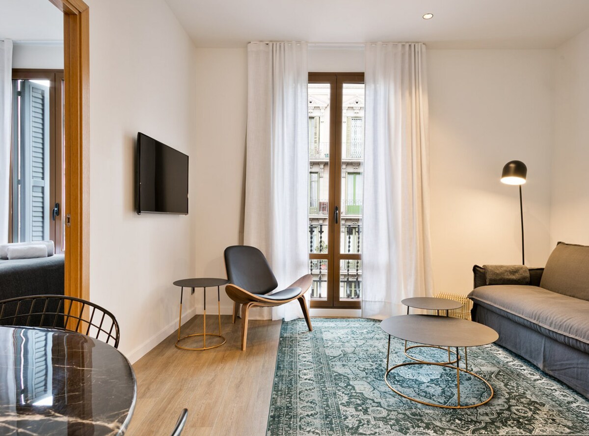 优雅且位于市中心的宽敞双卧室公寓，带阳台- Vale Suite 202