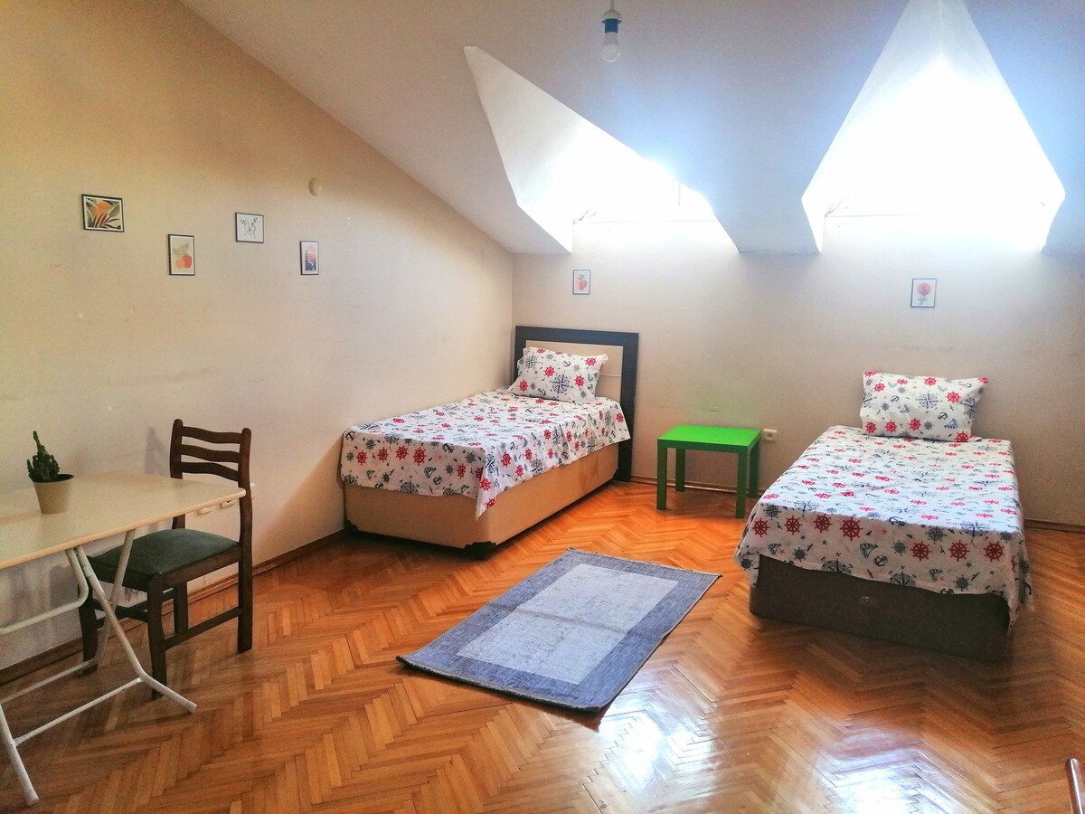 Üsküdar'da İki Yataklı Geniş Oda