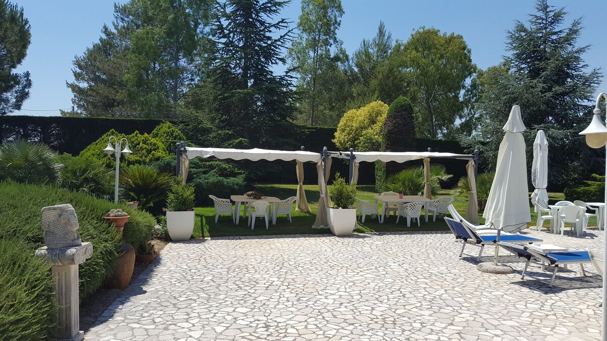 特努塔弗雷萨别墅（ Tenuta Fresa Villa ） ，带游泳池，四周环绕着绿色植物
