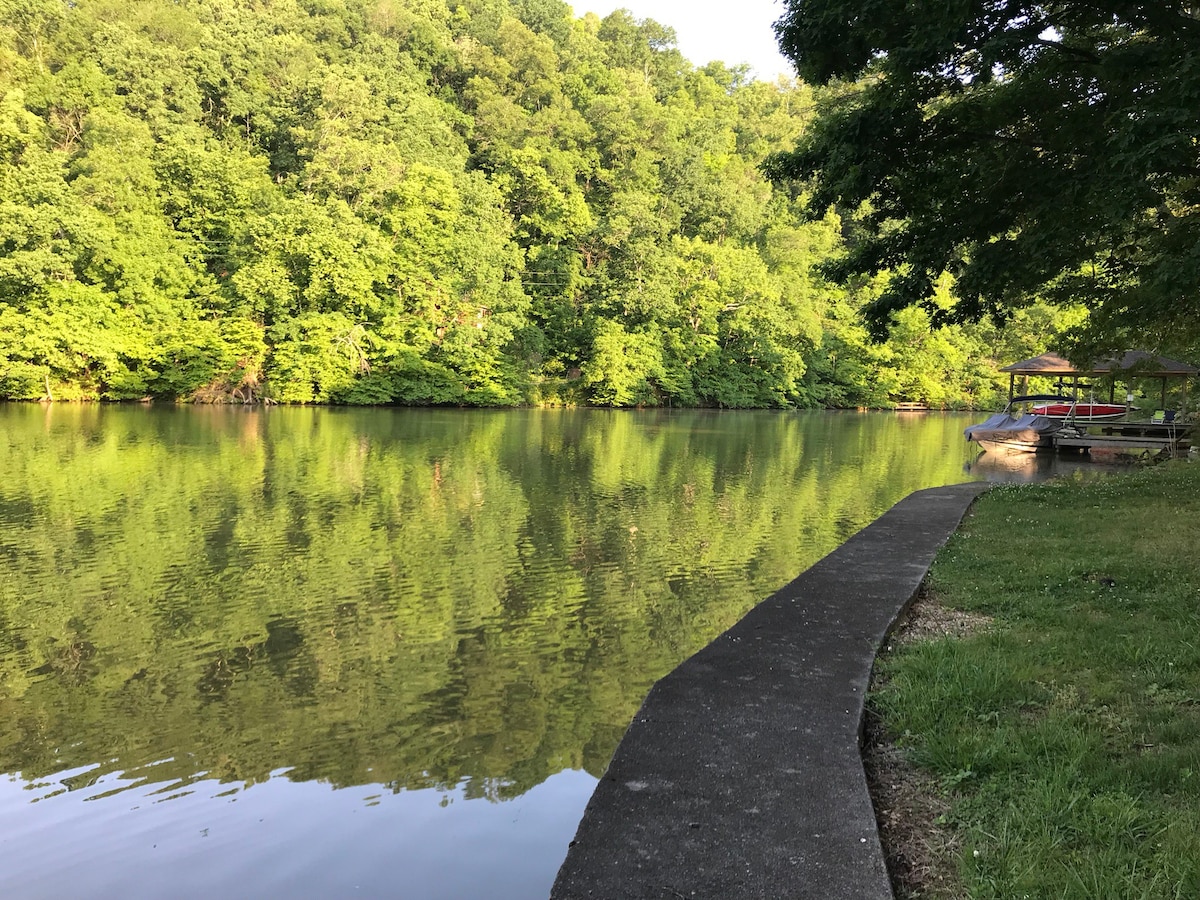 经典Loudoun堡湖畔别墅靠近诺克斯维尔（ Knoxville ）