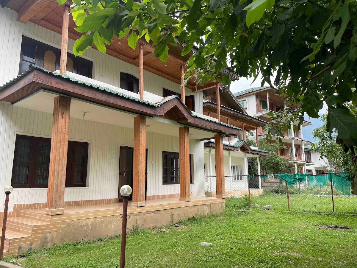 Hotel Walnut Tree and Yanier Pahalgam