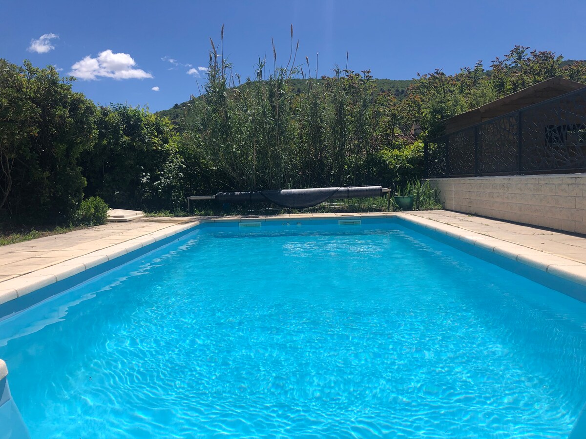 家庭别墅设有安全游泳池，位于普罗旺斯