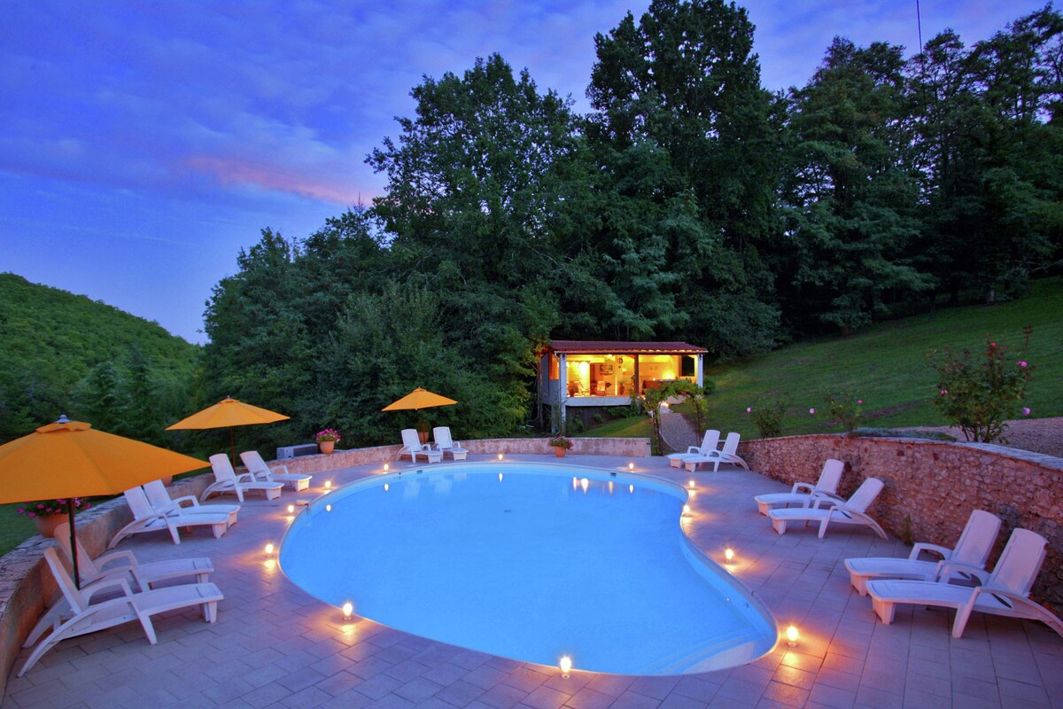 Stylish stay on a private estate with sauna, heated pool and bubble bath