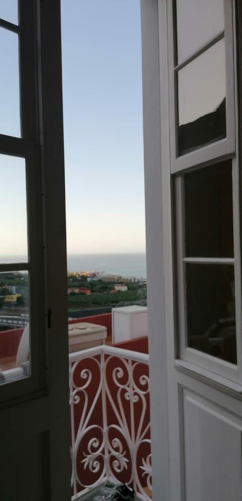 带阳台的单人客房，可直接欣赏海景