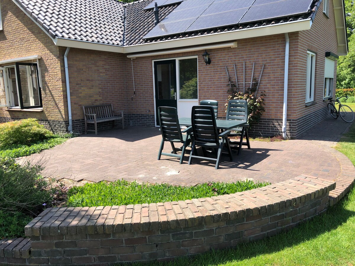 Vrijstaande woning met ruime tuin en terras