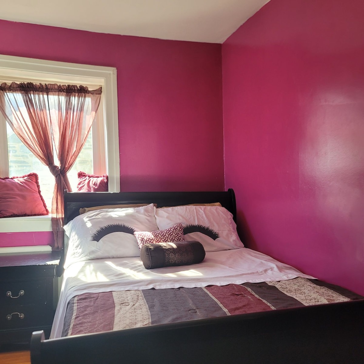beautiful large room in a home, sleeps 2