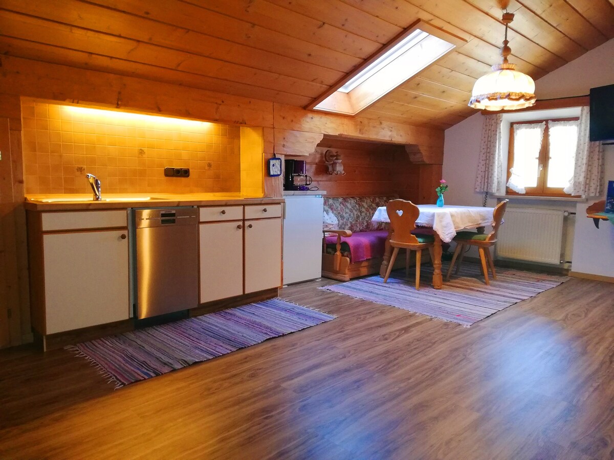 Chiemgau山脉，舒适的公寓，可供2人入住。