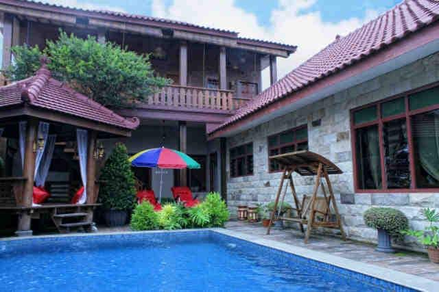 Villa Malang MITLY IND Gunung Kawi在楼下