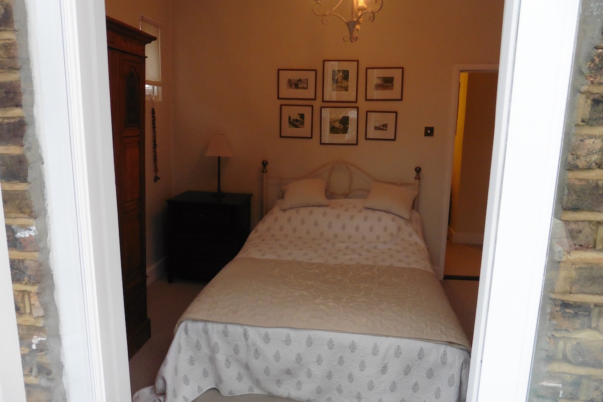 位于绿树成荫的富勒姆（ Fulham ）一间小巧明亮的双人卧室。