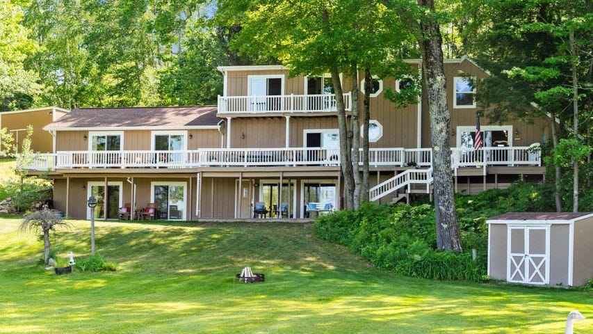 Lillipad waterfront lodge with pontoon boat rental