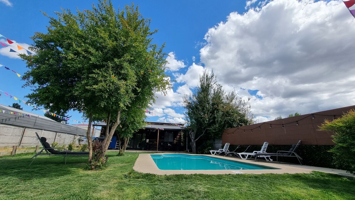 Cabaña con terraza, piscina, hot tub y parrilla.