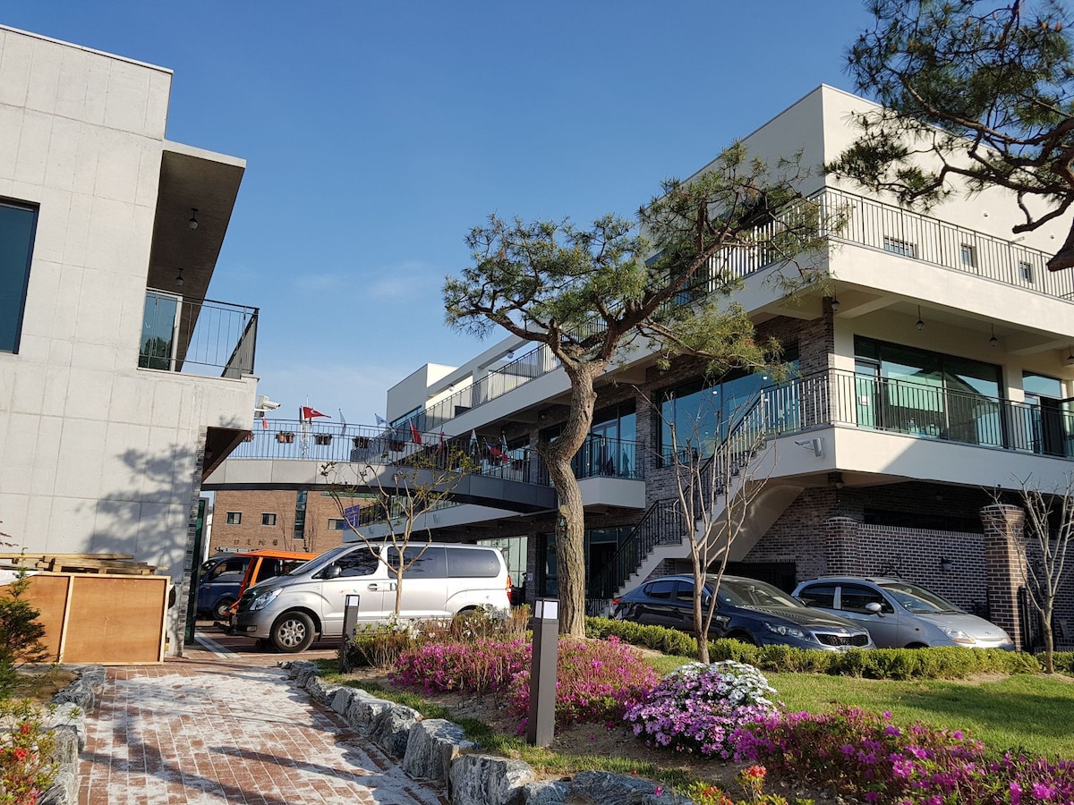 Icheon Ceramic Land-Family Room