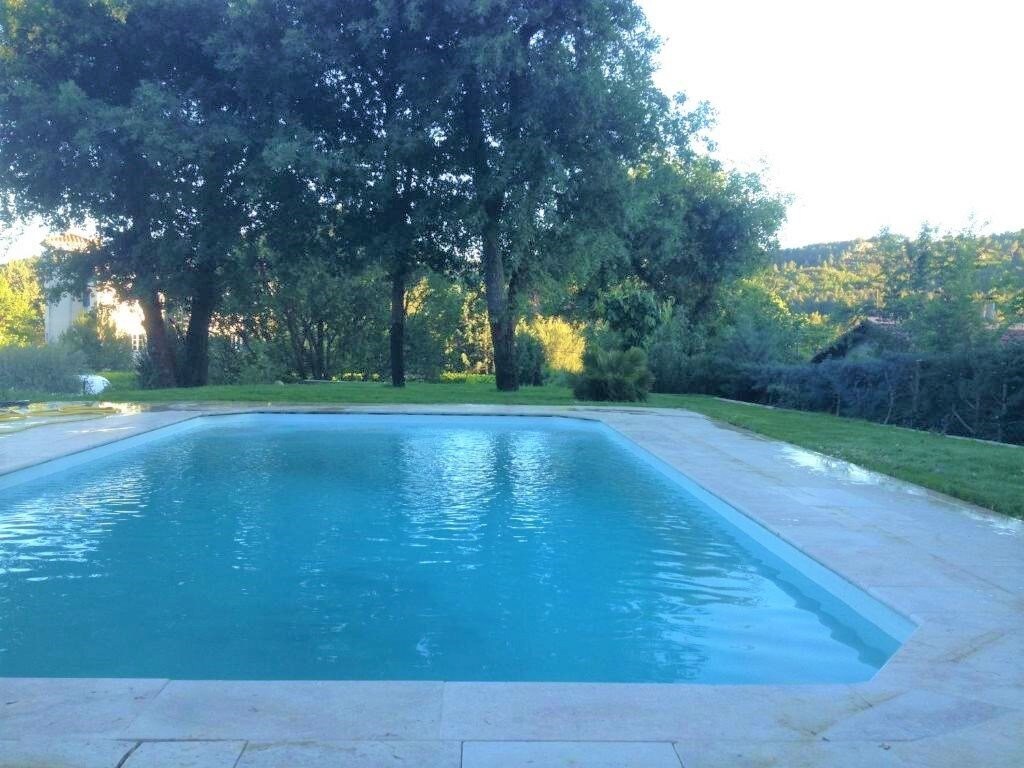 美丽的Bouilladisse房源，配有大花园和泳池
