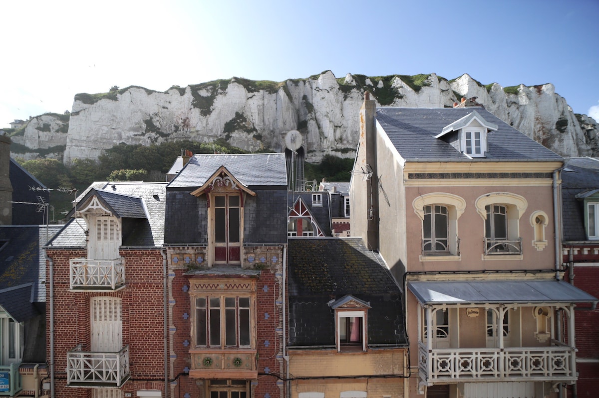 Villa Henriette, Belle Époque cocoon and beach