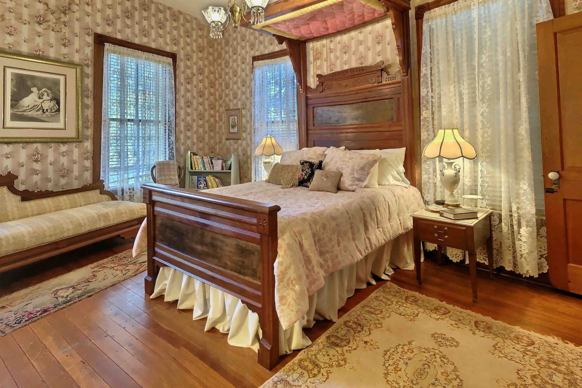 Victorian Bed & Breakfast - Rose Bedroom