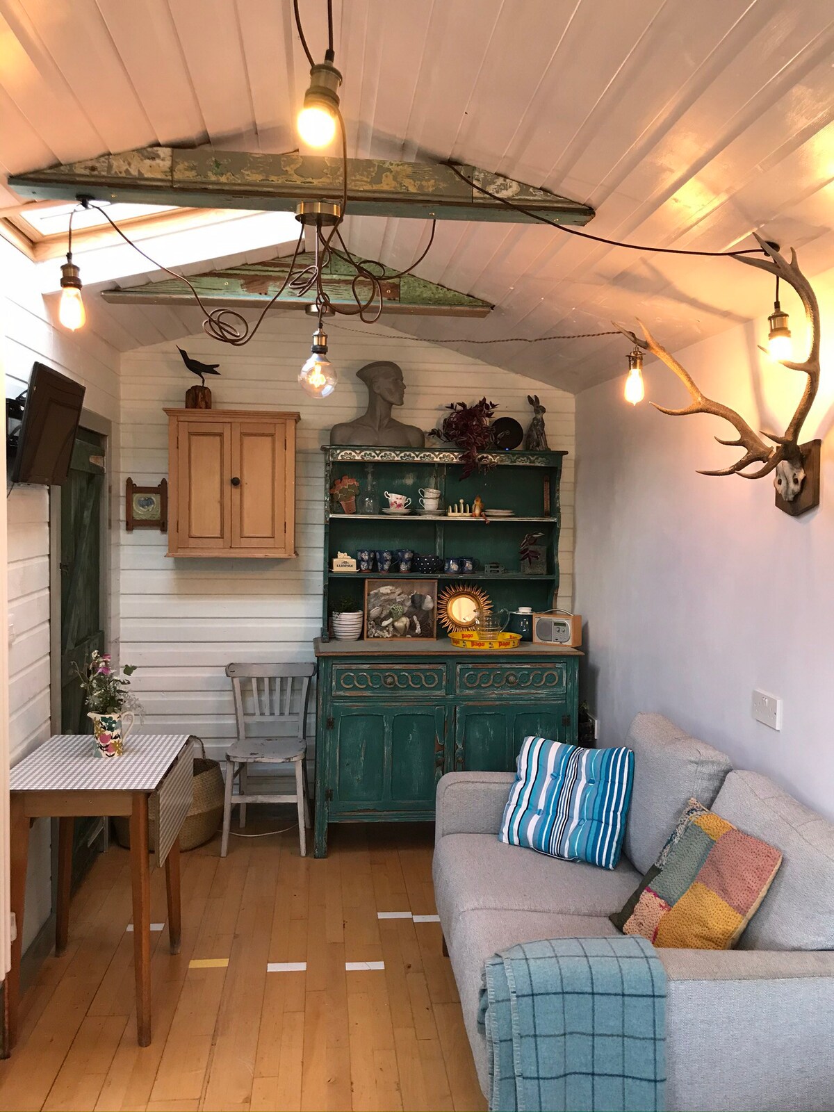 The Art Cabin- quirky, unique, centrally heated