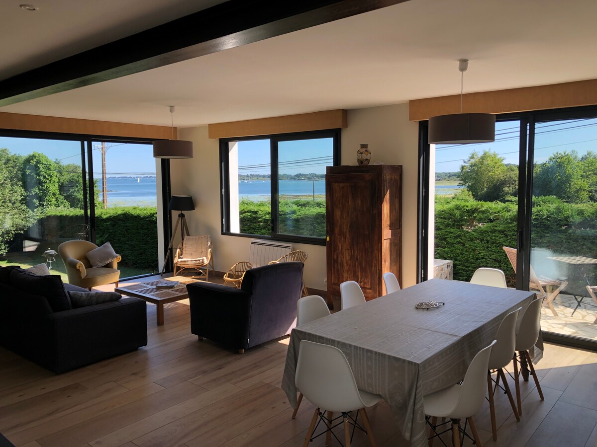 在Morbihan湾俯瞰大海的翻新别墅