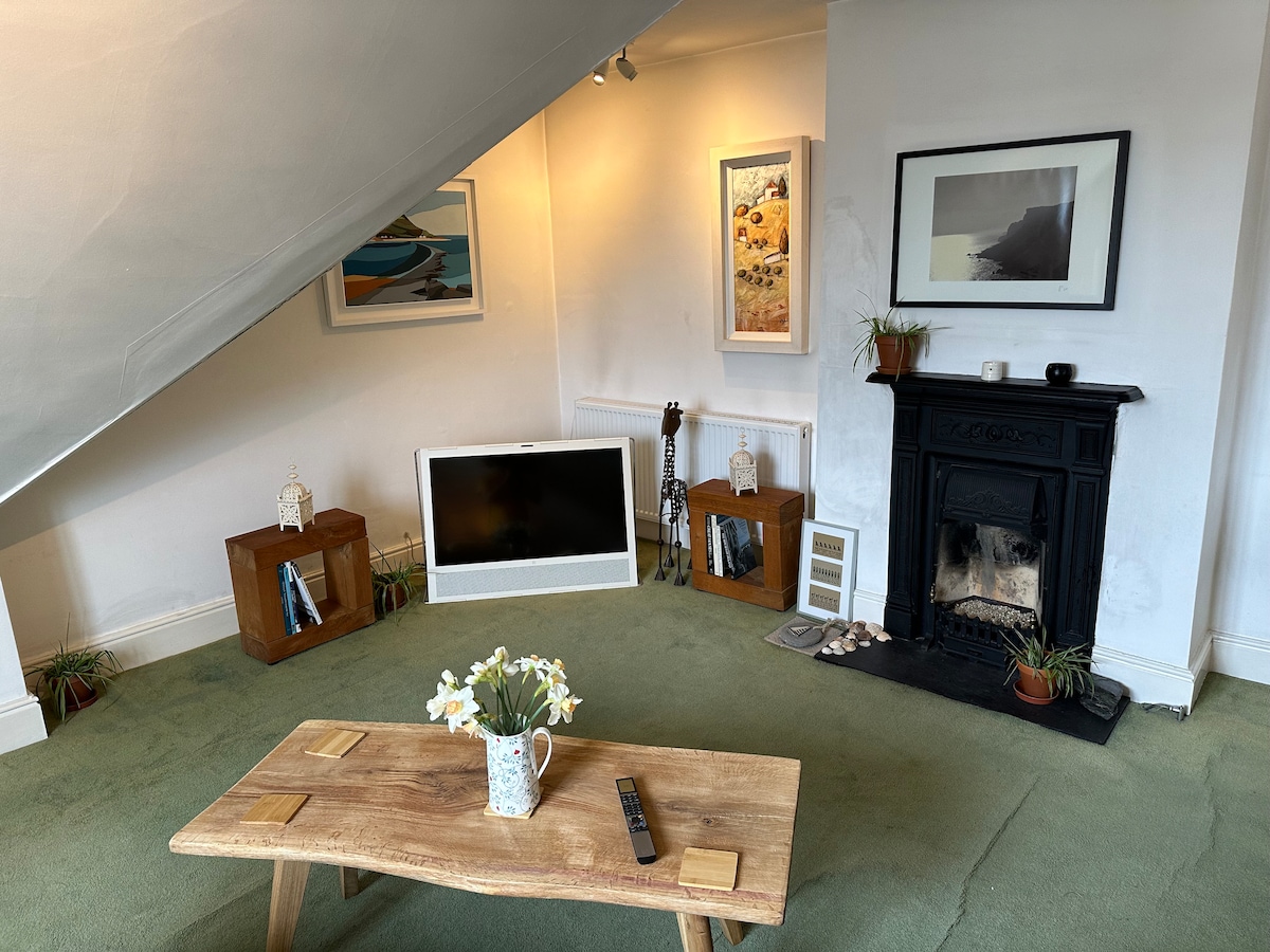 Bright and spacious attic flat, with parking