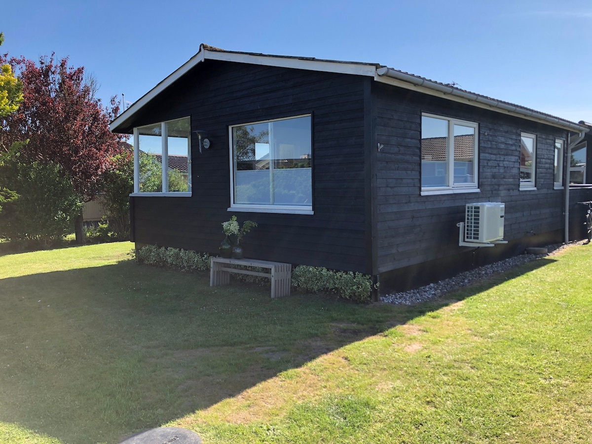 Dejligt lille sommerhus ved stranden