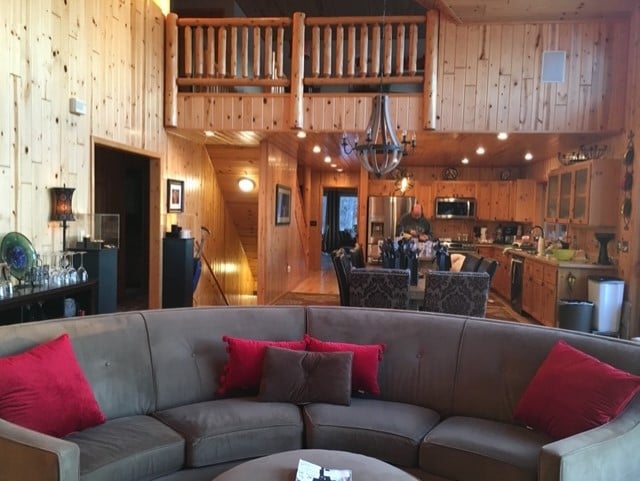 Beautiful Cabin on 270 ac Clean Lake. Sleep 18