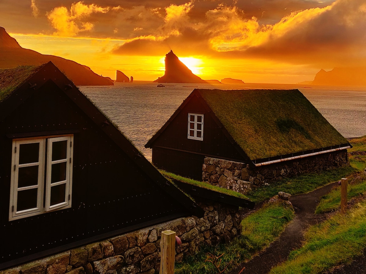 The View to Drangarnar, Tindholm end Mykines