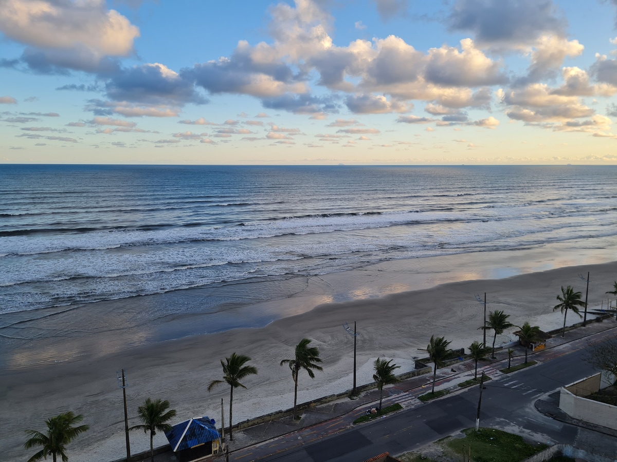 Apartamento confortável e seguro em frente à praia