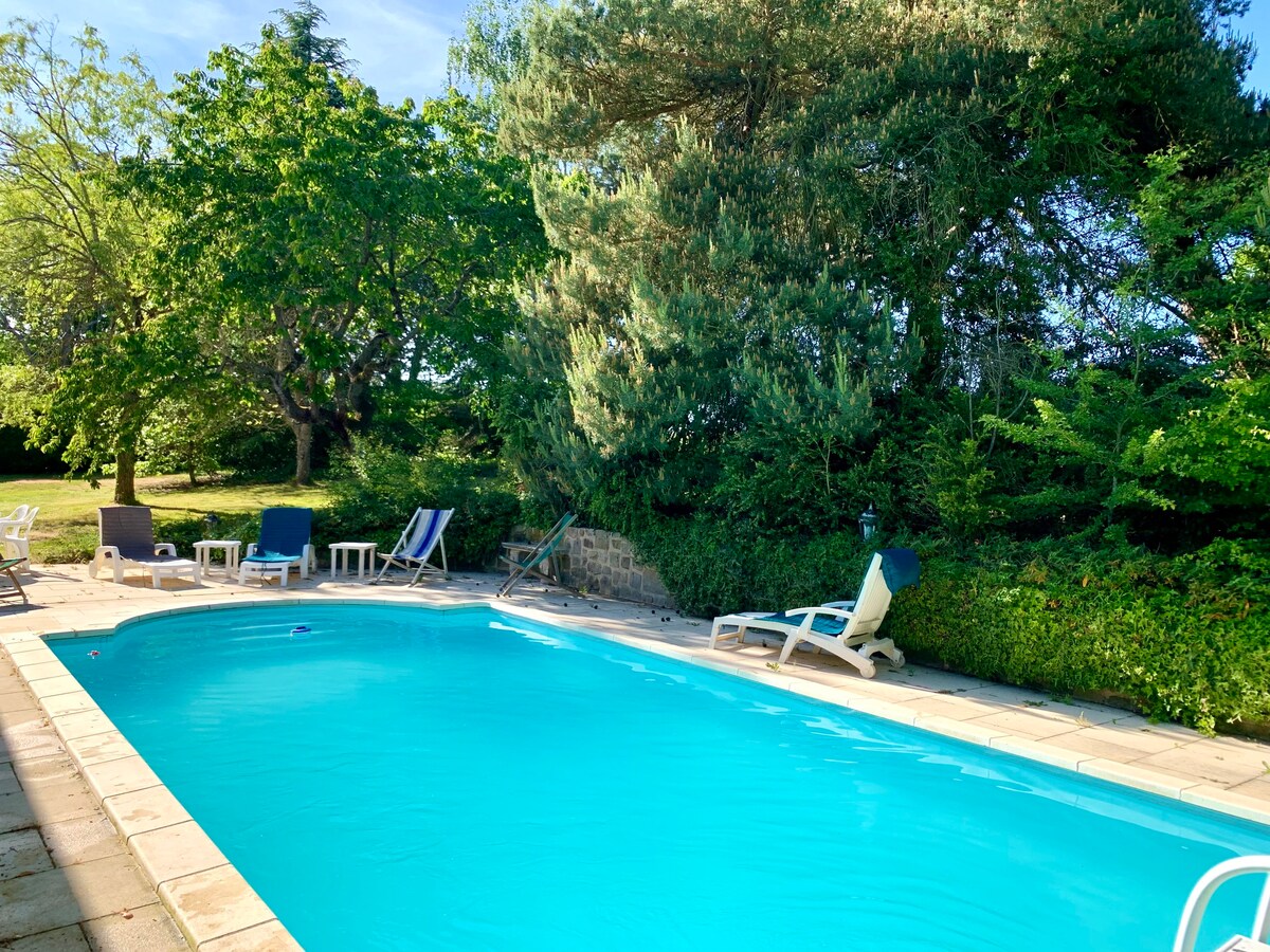 La ferme : Chaleureuse longère avec piscine