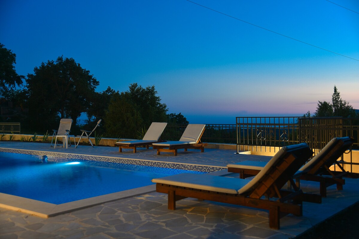 Exquisite Villa Sunrise for Perfect Summer Getaway