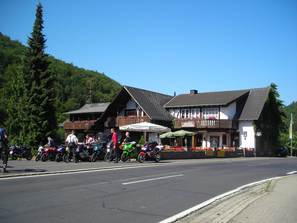 Einzelzimmer mit Balkon im Hotel Forsthaus Schlich