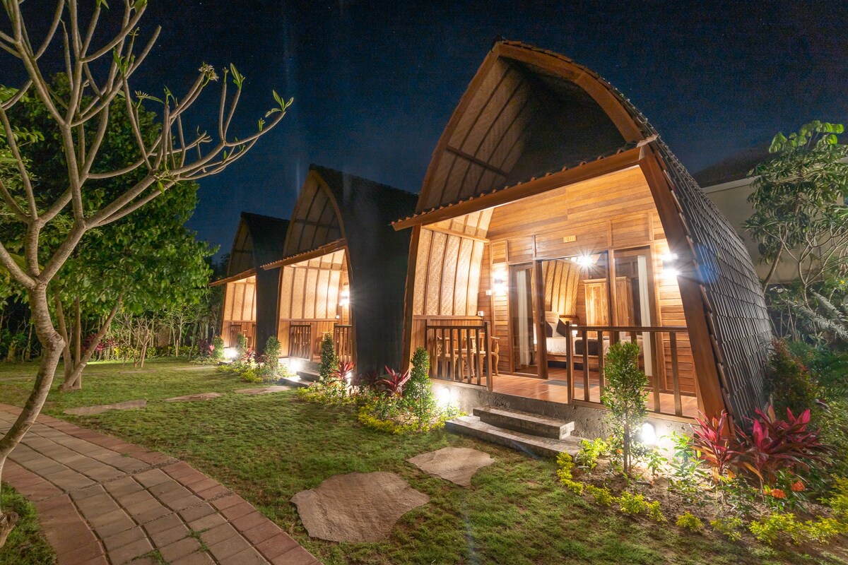乌鲁瓦图瑰宝：带宁静绿洲泳池的木制小木屋