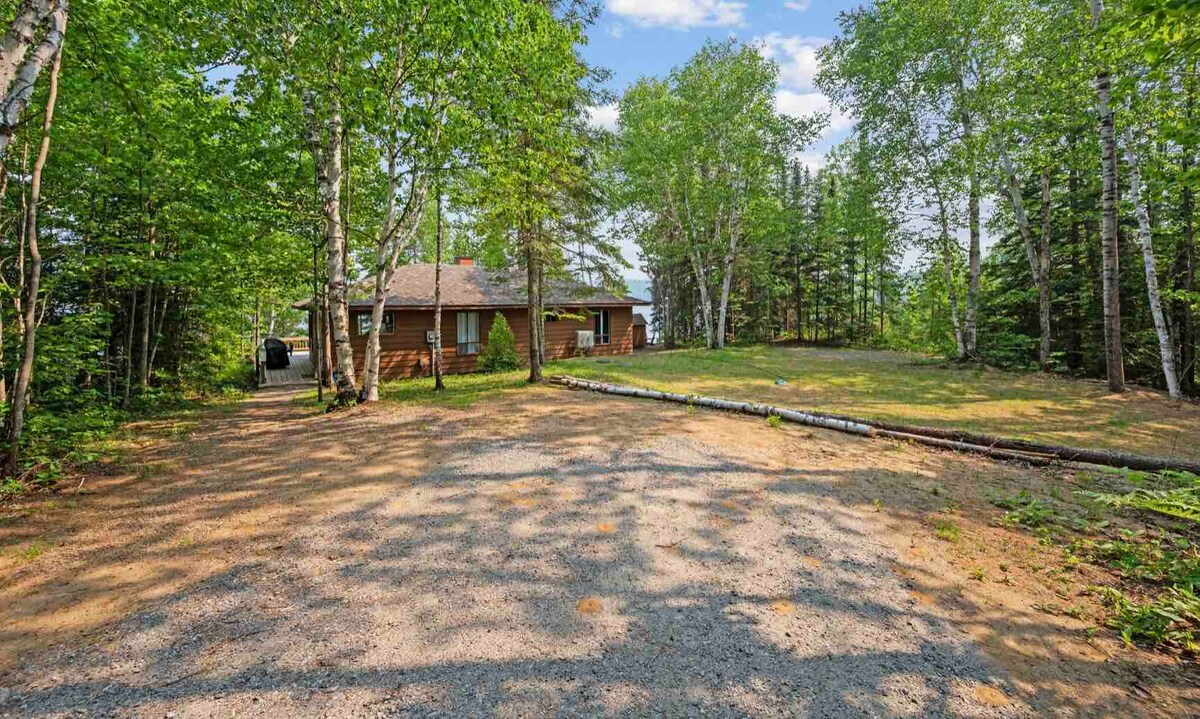 The Birch: Cottage on the Beautiful Mckenzie Lake