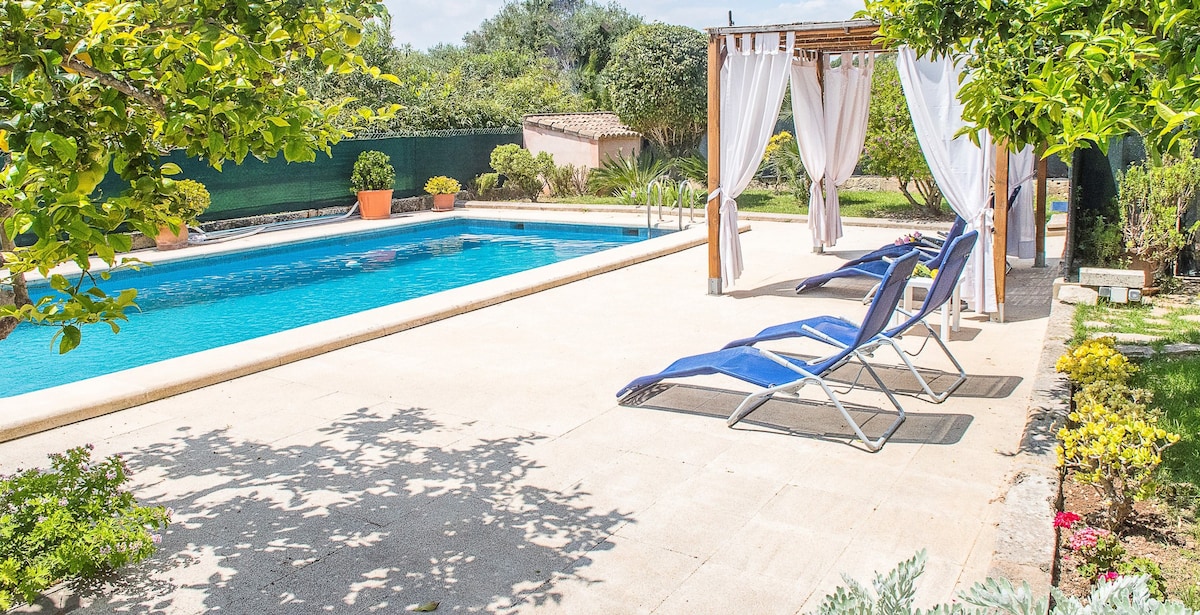 Villa for 7, Pool & views over Pula Golf course.