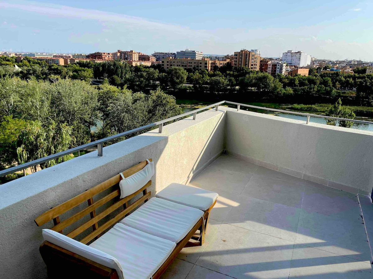 超级顶层公寓，带Pilar景观和室外按摩浴缸