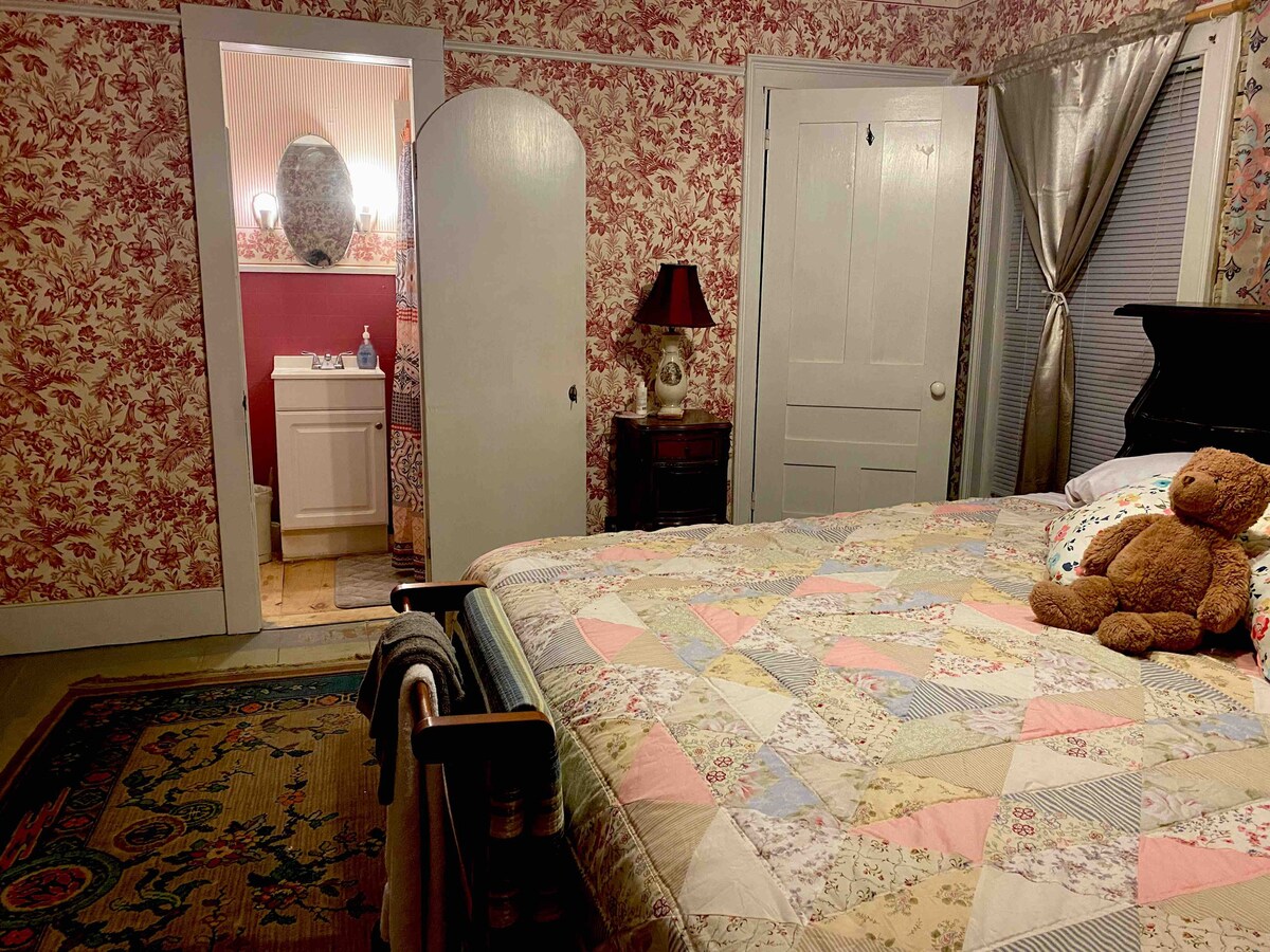 迷人的主卧室，位于历史悠久的房源