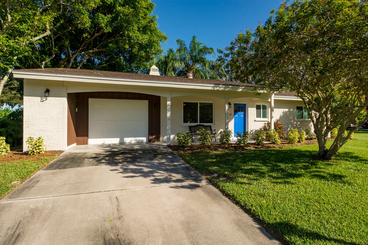 Beautiful Home in Gulf Gate 4 Miles to Siesta Key!