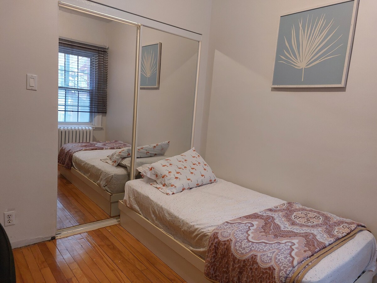 private room with a den/walking closet near metro