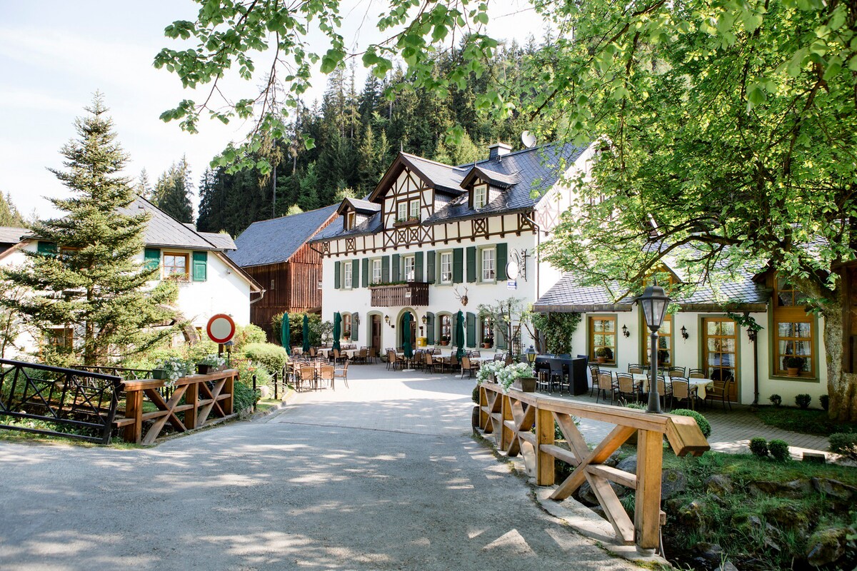 Gasthof Bischofsmühle (Helmbrechts), Ferienwohnung mit Wohn- und Küchenbereich