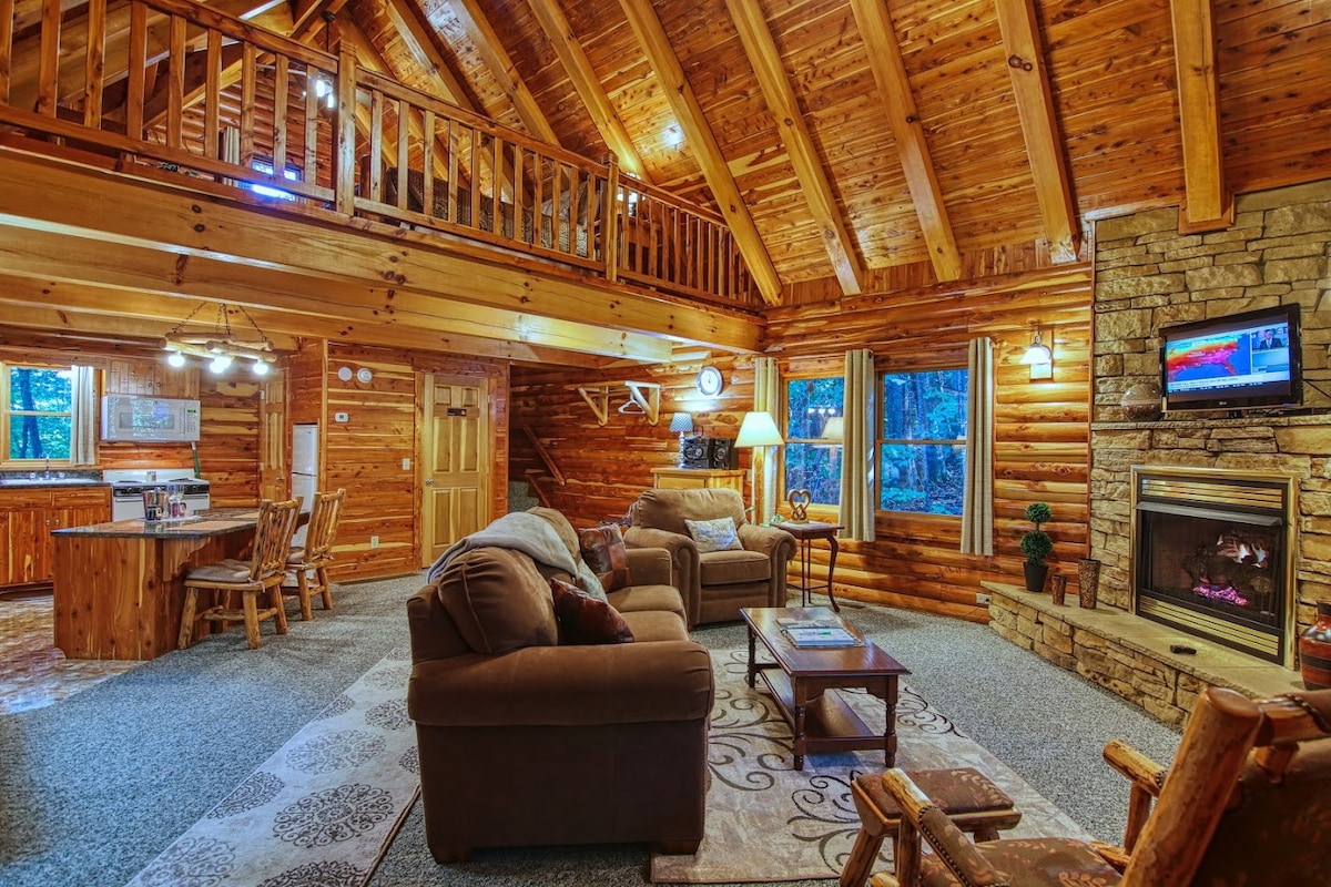 Romantic Cedar Cabin with Jacuzzi & Fireplace