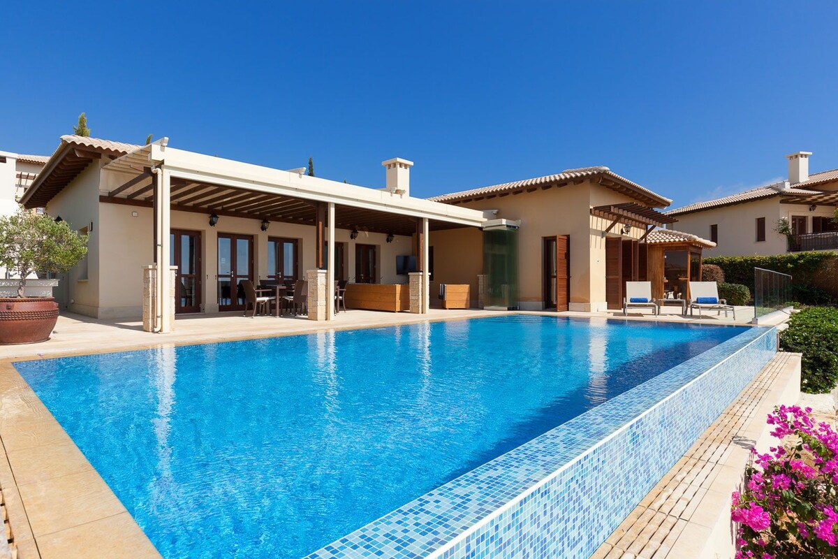 R303  3 Bedroom Luxury Collection Villa with Large Infinity Pool Panoramic Sea Views Daily Maid Serv